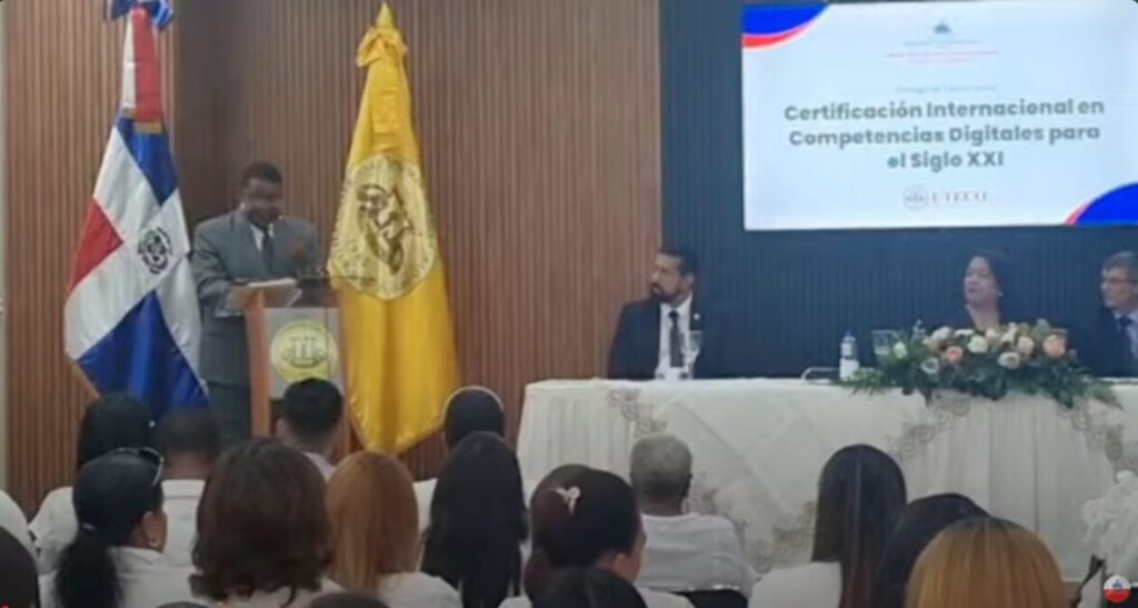 |VIDEOS| @FgarciaFermin @MescytRD entrega certificación Internacional en Competencias Digitales para el Siglo XXI en Universidad Tecnológica de Cotui (UTECO)