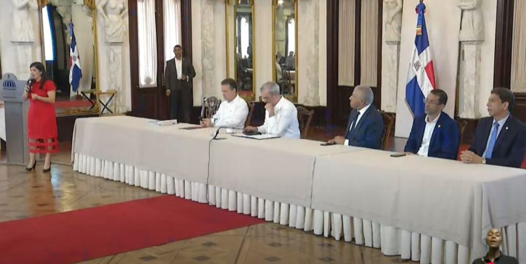 AHORA | Presidente @LuisAbinader encabeza seguimiento a la Implementación del Plan Nacional de Fomento a las Exportaciones.