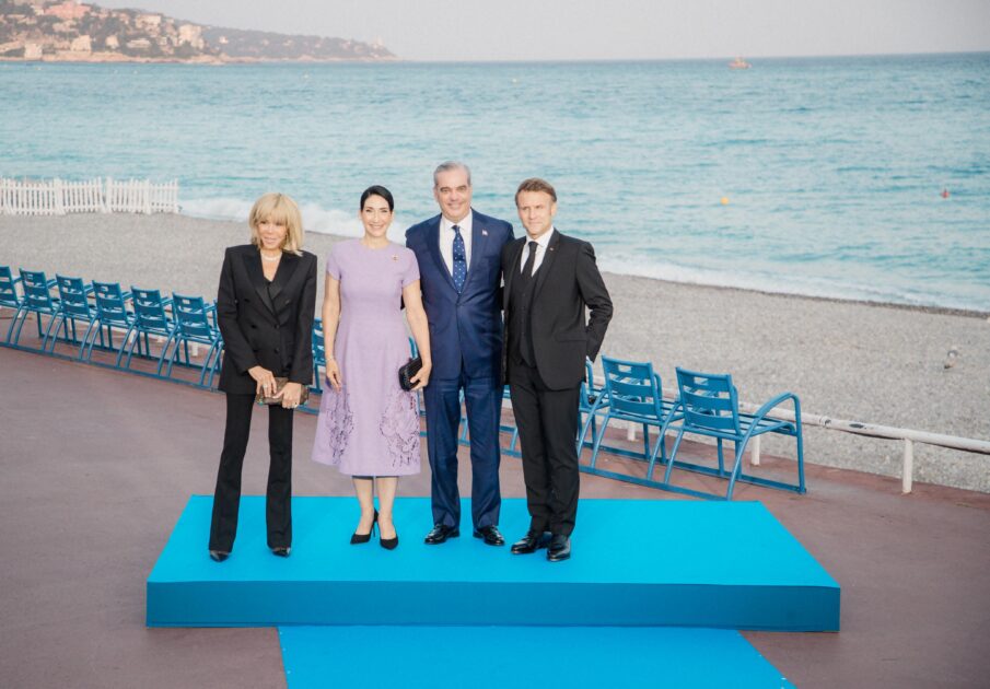 Presidente @LuisAbinader y Primera Dama son recibidos por el presidente @EmmanuelMacron y su esposa en Cena de Gala