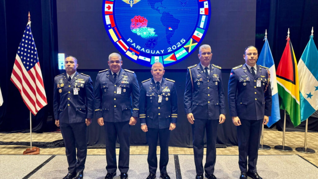 La Fuerza Aérea de República Dominicana participa en la ceremonia de apertura de la LXV edición de la CONJEFAMER 2025