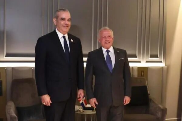 Presidente @LuisAbinader y el rey Abdalá II bin Al Hussein de Jordania sostienen reunión bilateral
