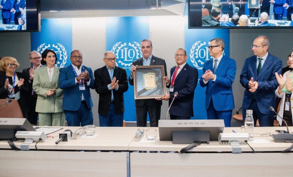 Presidente @LuisAbinader recibe Reconocimiento entregado por centrales sindicales dominicanas (CASC, CNUS y CNTD) en Ginebra, Suiza