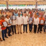 @JosePaliza @MinpreRD Presidente del @prm_oficial, entrega 341 títulos de propiedad en El Café de Herrera