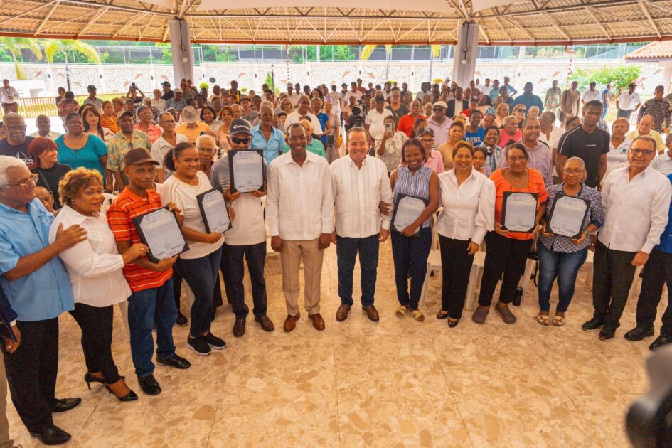 @JosePaliza @MinpreRD Presidente del @prm_oficial, entrega 341 títulos de propiedad en El Café de Herrera