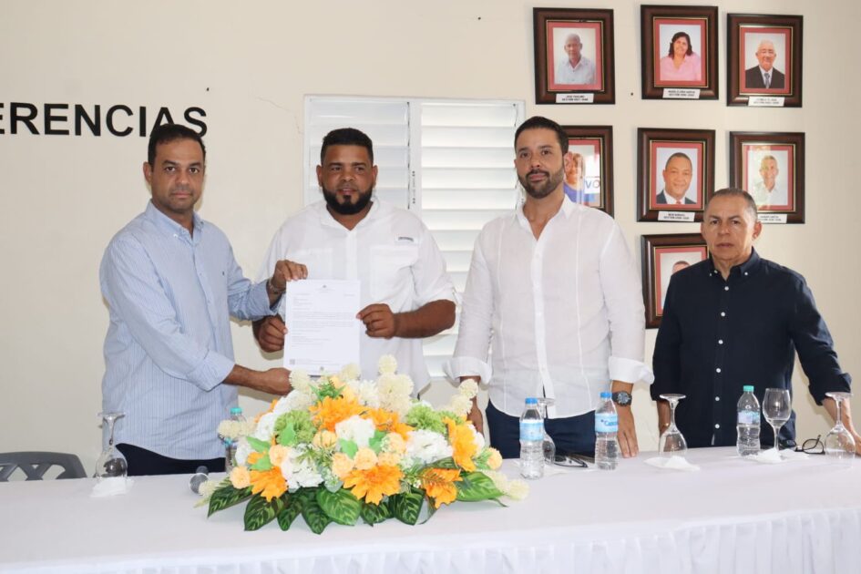 @MAPRERD @LuisAbinader cumple!! Joba Arriba recibe RD$19MM para adquirir terreno y desarrollar proyectos comunitarios. ¡El cambio llega con hechos!