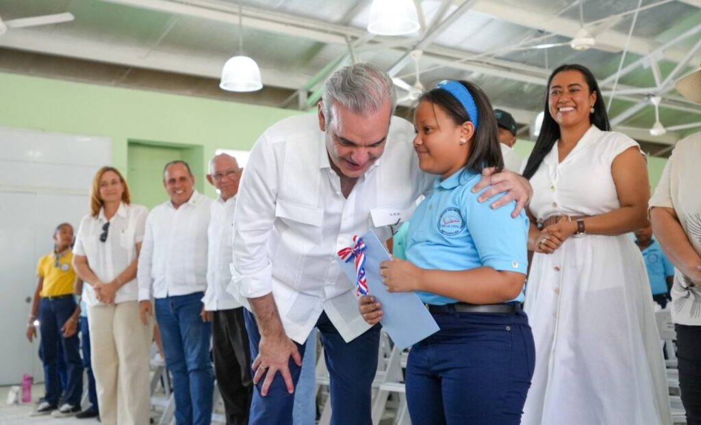 @LuisAbinader entrega el Centro Educativo Ana María Castro en Montecristi, con 14 aulas nuevas que beneficiarán a unos 560 estudiantes