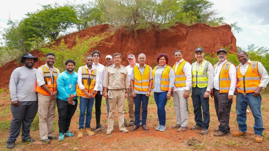 @JoelSantosE realizó este lunes una visita de seguimiento al proyecto de tierras raras en la provincia Pedernales, junto a la gobernadora Edirda de Óleo y el director general de Minería, Rolando Muñoz