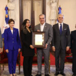 Presidente Abinader entrega a tres profesores el Premio a la Excelencia Magisterial 2025