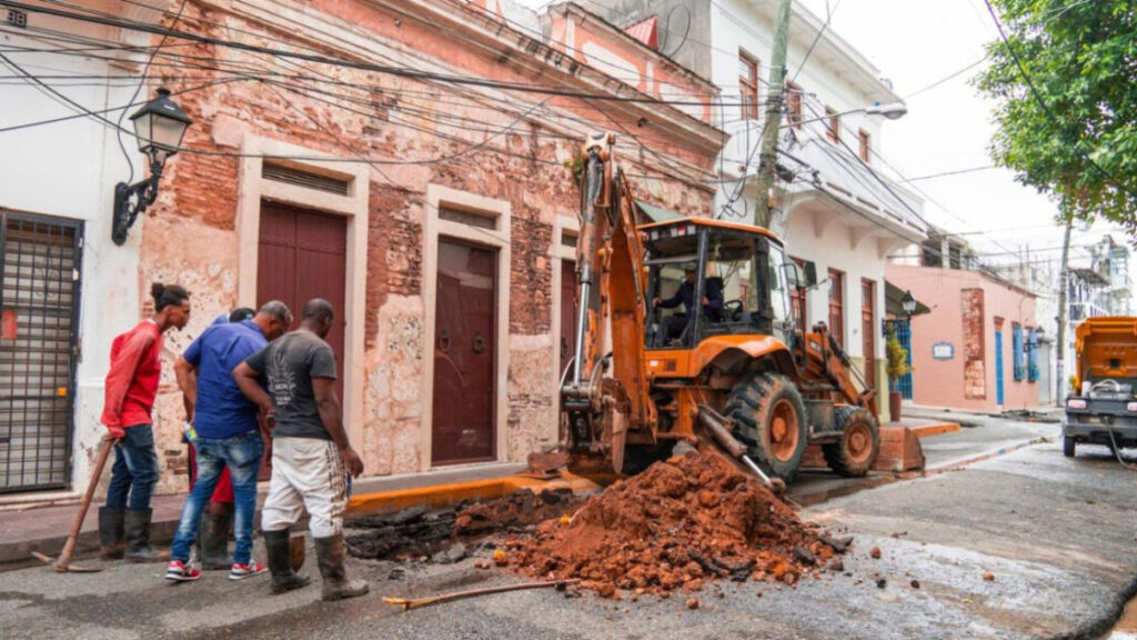 La Caasd soluciona avería en tubería de aguas residuales de la Ciudad Colonial