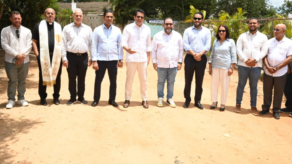 Ministro de Turismo deja iniciado reconstrucción de vía de acceso en Jumunuco, Jarabacoa