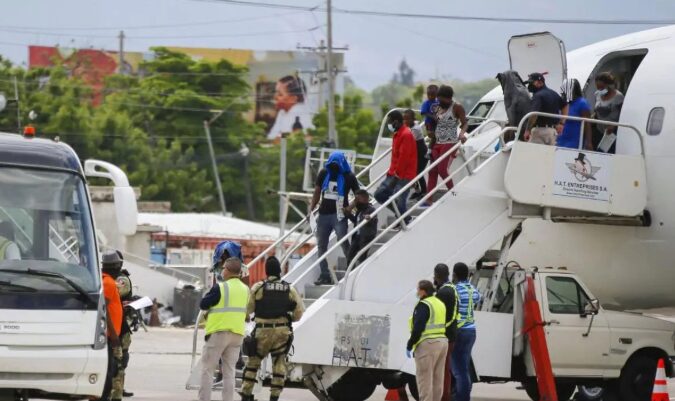 Haitianos deportados por financiar grupos criminales serán detenidos al llegar al país. #NoticiasSIN