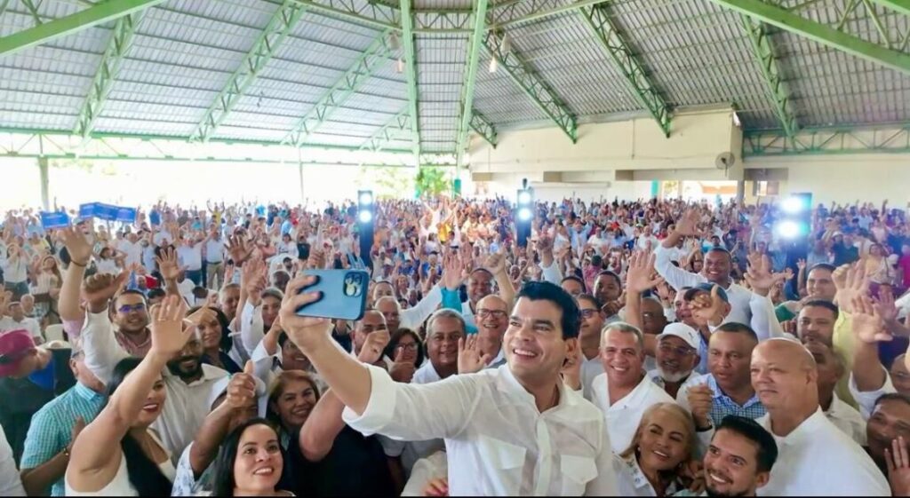 @WArnaudBisono en Santiago compartiendo con mis compañeros y proclamamos la necesidad de que @LuisAbinader sea escogido como nuestro presidente del @PRM_Oficial en la convención interna del 2026