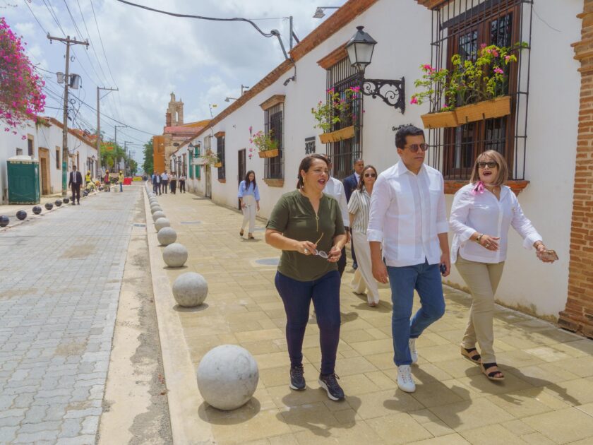 @DavidColladoM Iniciamos la semana recorriendo las obras en Ciudad Colonial junto a la comunidad