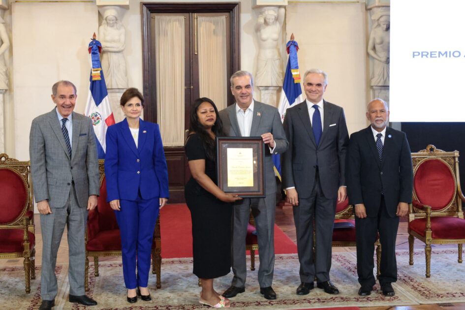 @EducacionRDO Durante la ceremonia de premiación también entregamos la “Medalla al Mérito Magisterial 2025”, este es un reconocimiento especial a nuestros maestros dominicanos residentes en Estados Unidos