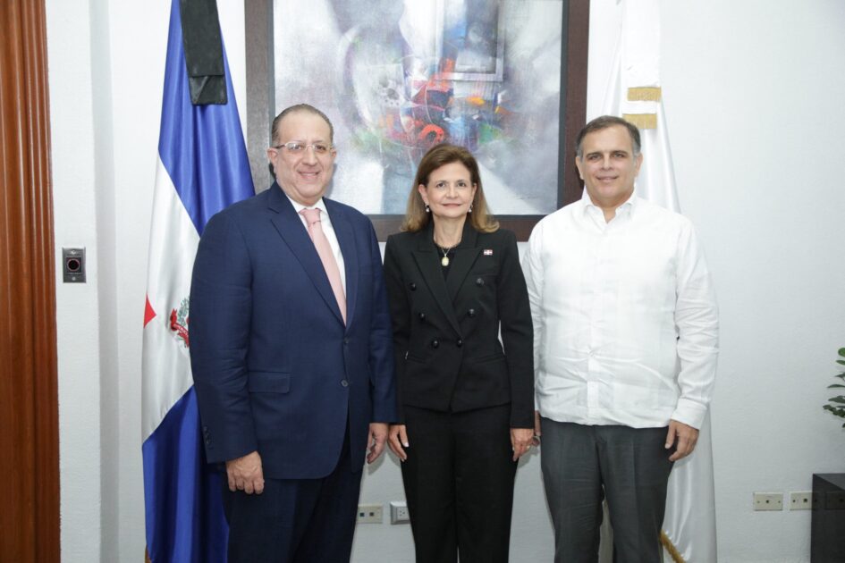 “RaquelPenaVice En un acto celebrado en el Ministerio de Hacienda, la vicepresidenta @RaquelPenaVice juramentó al señor @magindiazrd como nuevo titular de esta institución