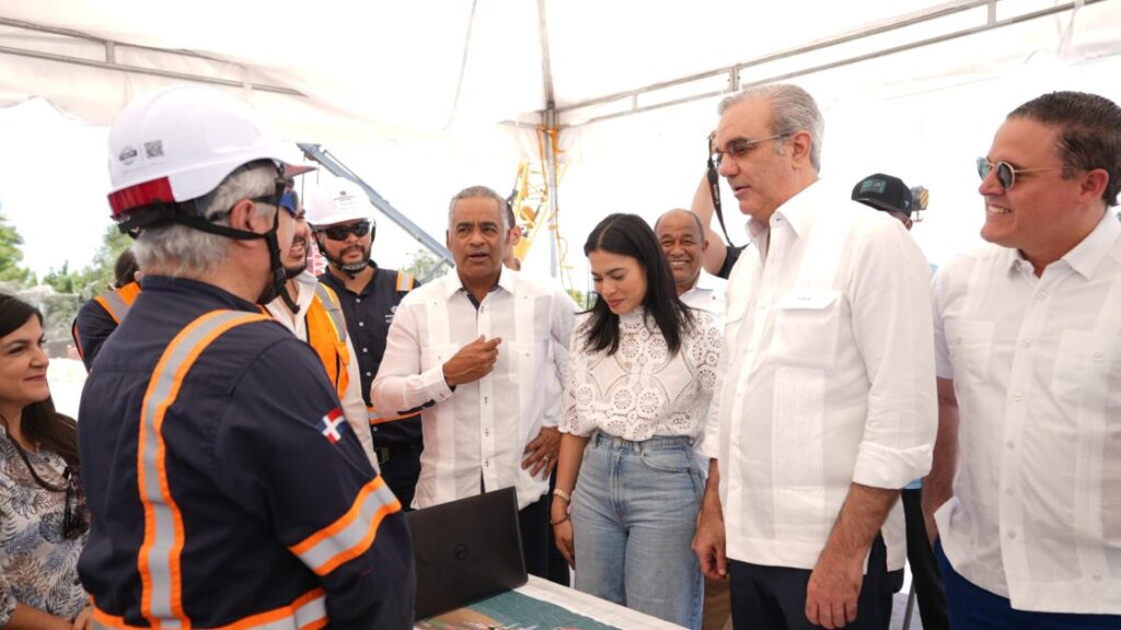 @joelsantose acompañó este miércoles al presidente @luisabinader durante una visita al Puerto de Manzanillo