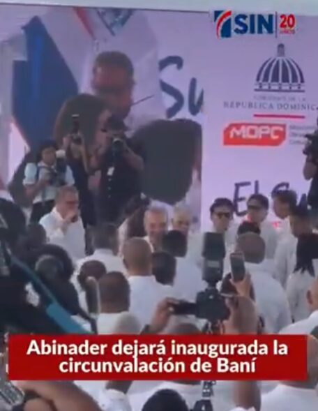 @LuisAbinader llega acompañado de la primera dama Raquel Arbaje, donde dejará inaugurada la circunvalación de Baní.