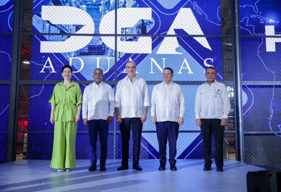 @HomeroFigueroaG El presidente @LuisAbinader junto a @SanzLovaton, inauguraron hoy la nueva y moderna terminal courier del AILA