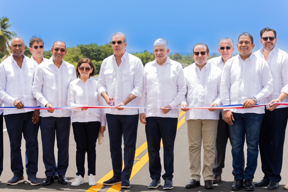 @DeligneAB Hoy tuve el honor de acompañar al presidente @LuisAbinader y al ministro de Obras Públicas @EduardoEstrella en la inauguración de la Circunvalación de Baní