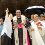 @CarolinaMejiaG Mis hermanos y yo crecimos viendo la profunda devoción de nuestra Madre por La Virgen de la Altagracia