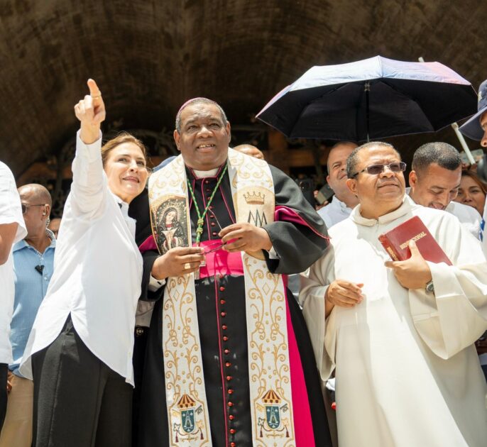 @CarolinaMejiaG Mis hermanos y yo crecimos viendo la profunda devoción de nuestra Madre por La Virgen de la Altagracia