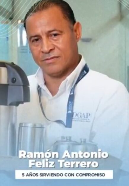 Con 5 años en la institución, ha estado presente desde sus cimientos, siendo parte de cada paso importante. Hoy lo celebramos a él. Ramón sirve café, pero también compromiso