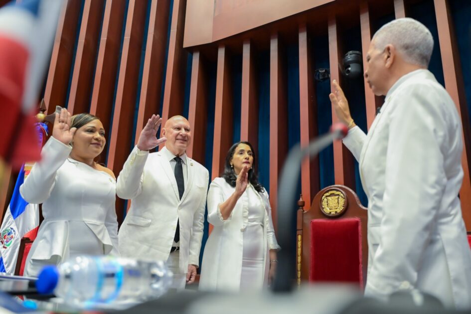 @RicardoDLSanto3 El bufete directivo está como vicepresidente @senador_catrain, como secretarias @liadediazdy@DraAracelisVil1. La juramentación de la nueva directiva 2025-2026 marca el inicio de un camino de grandes retos y compromisos con la nación. Unidos, legislamos para construir un mejor futuro