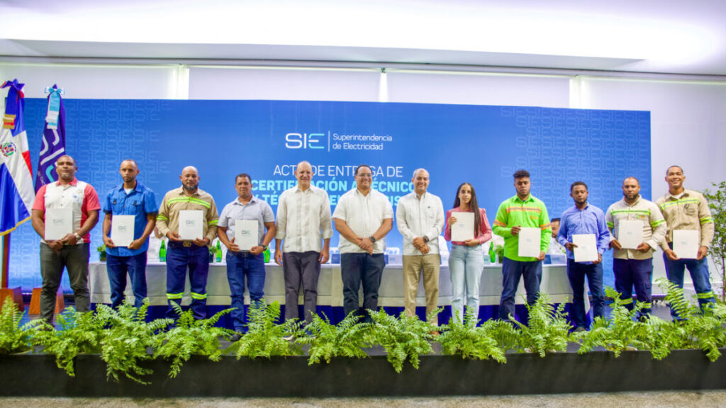 SIE certifica y entrega licencias a técnicos electricistas; suman 3,941 técnicos certificados por la Superintendencia