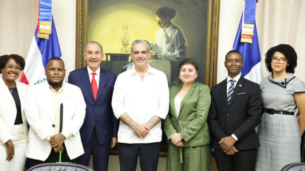 Presidente Abinader despide nuevos becarios Fulbright-Mescyt 2025-2027