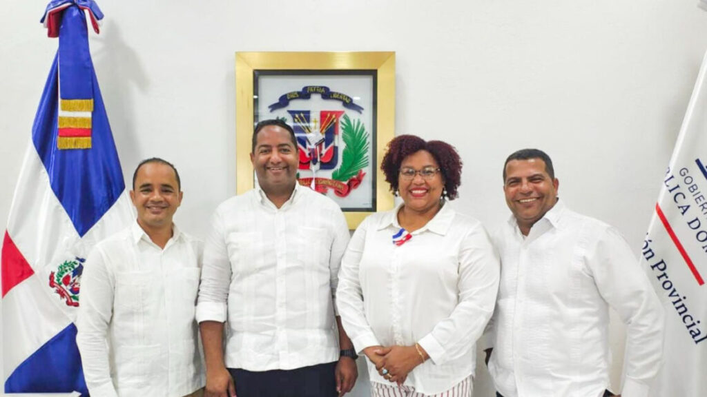 Conadis y autoridades provinciales de Pedernales coordinan acciones para turismo accesible