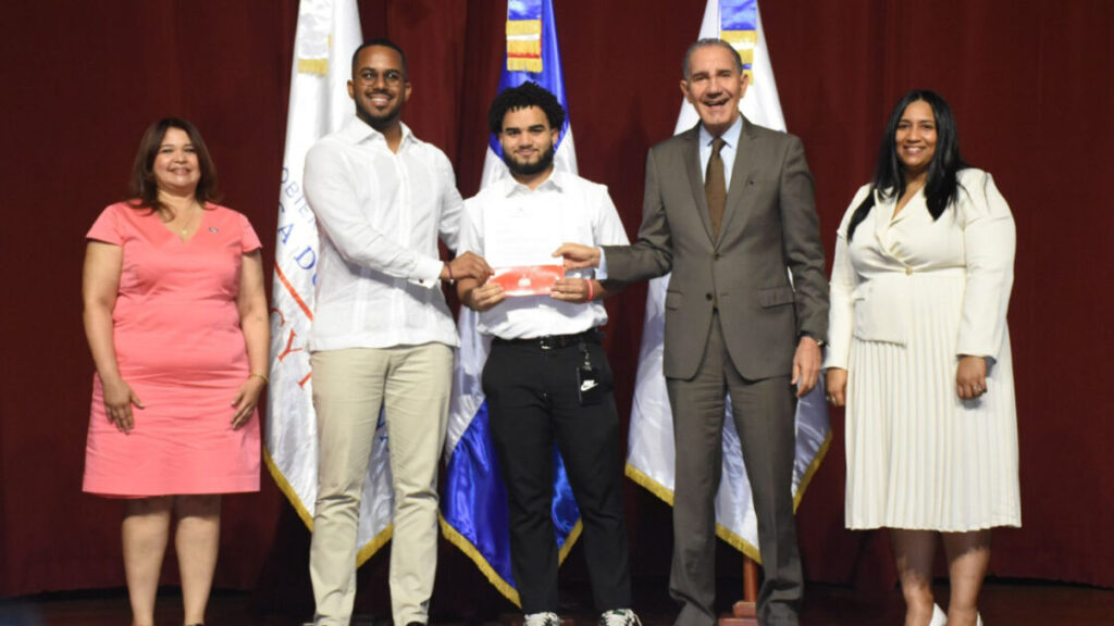 Mescyt e ITLA realizan entrega de 350 becas nacionales a estudiantes en carreras STEAM