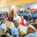 Director ejecutivo del INABIE supervisa alimentación escolar y comparte almuerzo con estudiantes