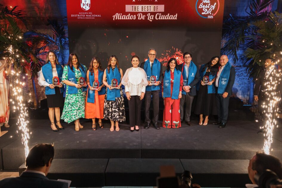 @ElizabethMateo Entregando como cada año junto a nuestra alcaldesa @CarolinaMejiaGlos premios Aliados de la ciudad de Santo Domingo por sus grandes aportes al bienestar de nuestra gente