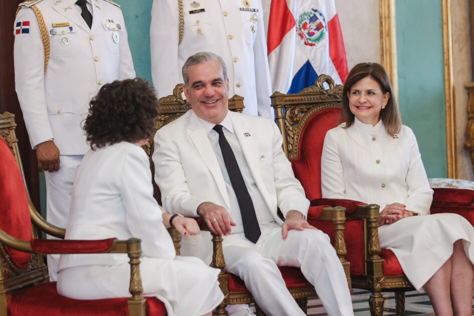 @PresidenciaRD @LuisAbinader junto a @RaquelPenaVice recibió las cartas credenciales de los nuevos embajadores acreditados ante nuestro país, de España, República del Congo, Albania, Azerbaiyán, Malasia, Kenia y Polonia