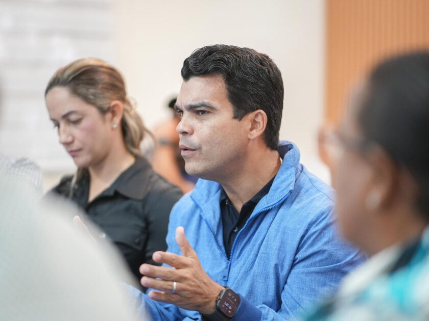 @WArnaudBisono En Mao nos reunimos con la Cámara de Comercio, el alcalde Yohendy Jiménez, la gobernadora Marta Collado, contratistas y líderes comunitarios para dar seguimiento al alcantarillado sanitario