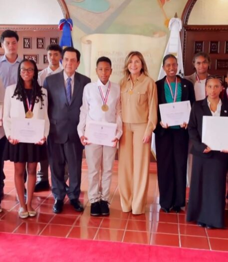 @CarolinaMejiaG Recibe con inmensa alegría y satisfacción a jóvenes meritorios, dominicanos residentes en el exterior, que visitaron nuestro país en este mes