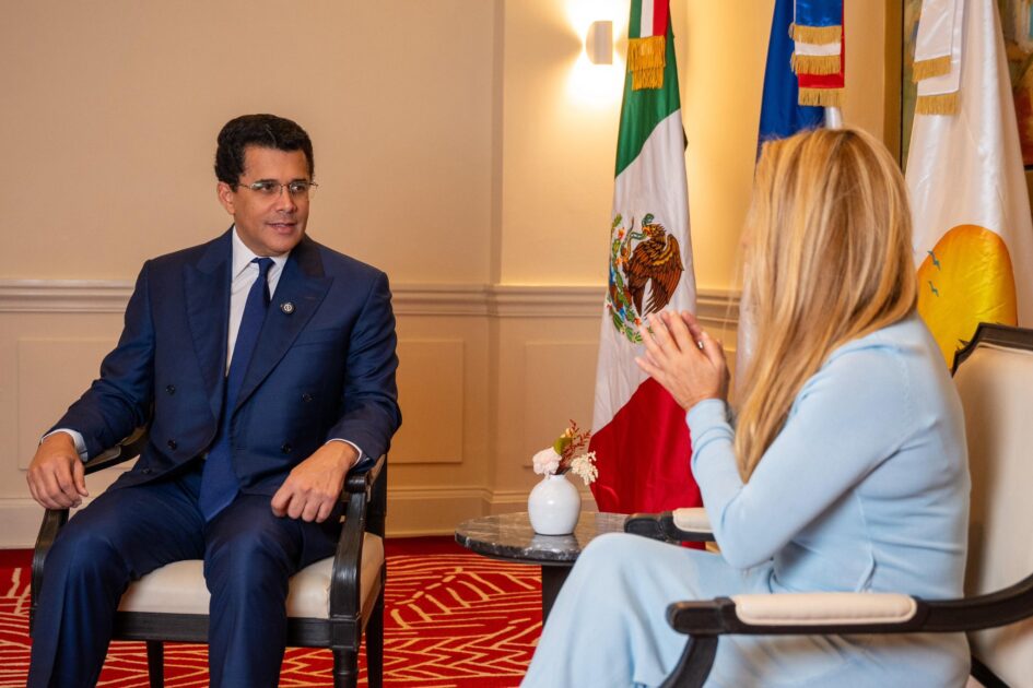 @DavidColladoM Cerrando la agenda en México con una entrevista para la revista Ovejas Negras junto a su CEO, Mariana Orea