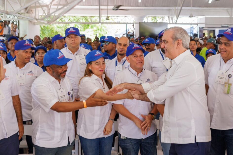 El presidente @LuisAbinader encabezó hoy el relanzamiento de más de 280proyectos del @Cea_RD,