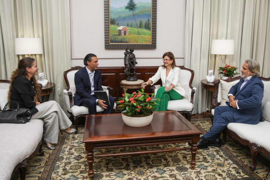 @RaquelPenaVice se reúne con Anda Conmigo y Save the Children Dominicana para impulsar centros de terapia integral infantil