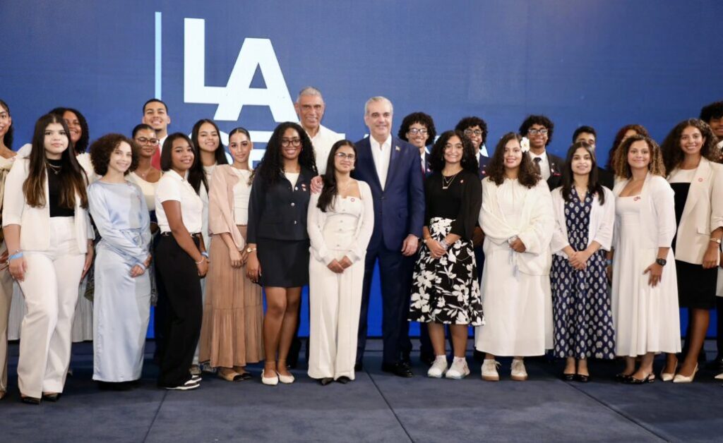 @ChuVasquez Hoy acompañé a nuestros 30 estudiantes meritorios al Palacio Nacional, donde fueron recibidos por el presidente @LuisAbinader