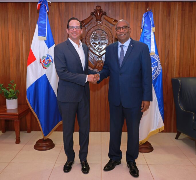 @SigmundFreund Para seguir avanzando en el proceso de fusión del @MESCYTRD y @EducacionRDo, es clave escuchar a quienes viven y construyen el día a día de nuestra educación