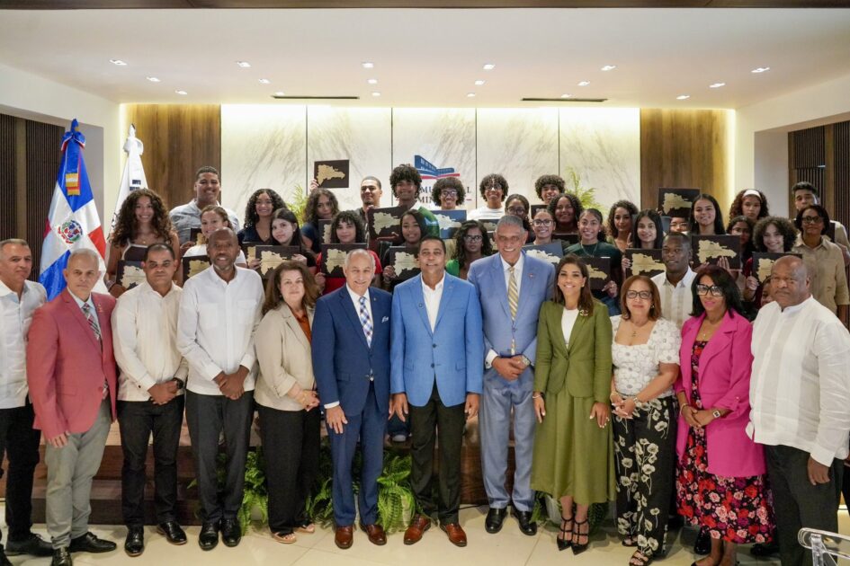 @ChuVasquez ¡Nuestros 30 estudiantes dominicanos desde NY siguen dejando huellas! Fueron recibidos  @LigaMunicipalRD