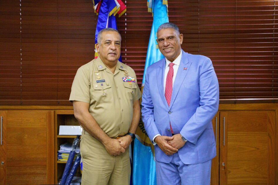 @MigracionRDo Recibimos al cónsul general en Nueva York, Jesús Vásquez (Chu), en un encuentro encabezado por nuestro director, Vicealmirante LeeBallester