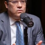 @SanzLovaton En este episodio de #YayoPintoPodcast tuve una charla con @TeDeJagua, un joven que rompe esquemas con su estilo único. Humor, talento y calle en una conversación que no te puedes perder