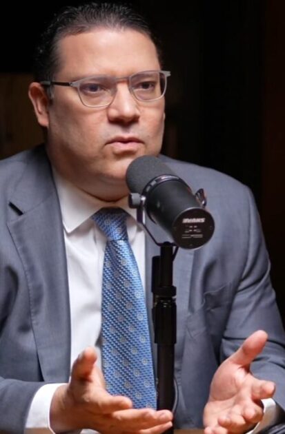 @SanzLovaton En este episodio de #YayoPintoPodcast tuve una charla con @TeDeJagua, un joven que rompe esquemas con su estilo único. Humor, talento y calle en una conversación que no te puedes perder