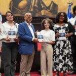 @ChuVasquez acompaña a 30 estudiantes del programa #OrígenesDeExcelencia a la Cámara de Diputados, donde fueron recibidos por el presidente Alfredo Pacheco en #DiputadosPorUnDía