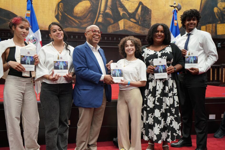 @ChuVasquez acompaña a 30 estudiantes del programa #OrígenesDeExcelencia a la Cámara de Diputados, donde fueron recibidos por el presidente Alfredo Pacheco en #DiputadosPorUnDía
