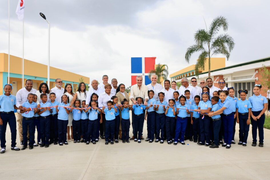 @PresidenciaRD @LuisAbinader y @LMDECAMPS de @EducacionRDoentregaron Escuela Básica Espejo Camila Henríquez Fe y Alegría, de 25 aulas en Los Alcarrizos