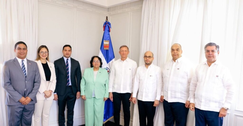 @MIrexRD @RobalsdqAlvarez recibió en su despacho a la Dra. Emma Polanco, presidenta de la @CamaraCuentasRD, con quien sostuvo una reunión de trabajo