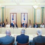 Presidente @LuisAbinader se reúne con directores de medios para dialogar sobre el proyecto del monorriel de Santo Domingo”